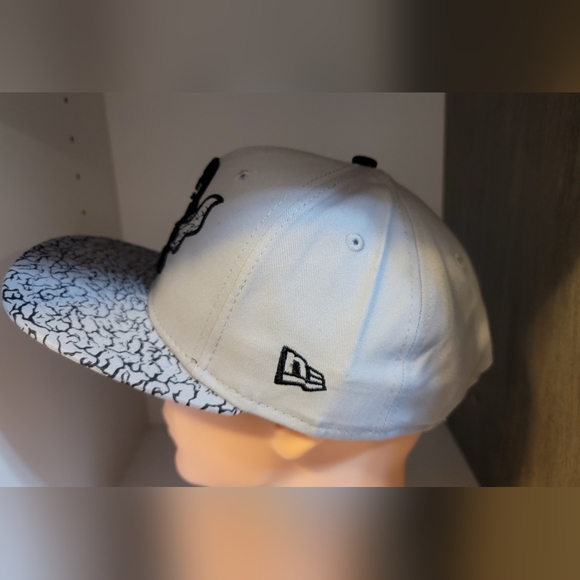 BNWT Superman Snapback Hat - Picture 6 of 7